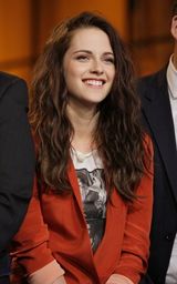 组图：克里斯汀做客电视节目红衣娇俏尽显青春活力