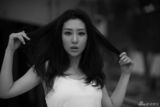 组图：刘思彤最新黑白写真 眼神魅惑发丝飘扬