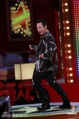 组图：草蜢主持《华丽明星赛》 明星搞笑配合