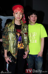 组图：SHINee孔孝真参加首尔时尚周朴升健展