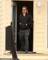 组图：皮特探望贫困家庭 与脱口秀女主持对嘴吻