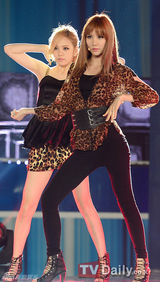 组图：2PM祐荣等激情出演音乐节目