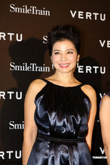 组图：钟楚红优雅亮相慈善影展 现场大方秀裸背