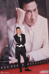 组图：张家辉黑燕尾服现身红毯 复古帅气