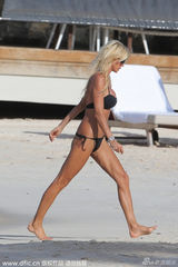 组图：女星希斯特德三点式戏水 俯身秀好身材