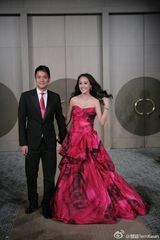 组图:关颖婚礼照爆乳出镜 伴娘团美艳