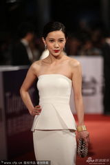 组图：郭采洁亮相红毯 抹胸裙配短发清爽干练