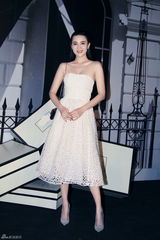 组图：小宋佳时尚晚宴香气袭人 坦言女人应为己容