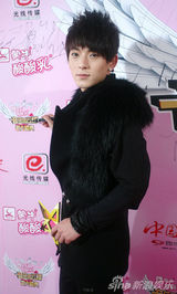 组图：群星闪耀新人盛典红毯 黑白色系成主打