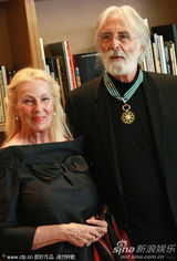 幻灯图集：导演汉内克获文化勋章 比诺什献拥抱