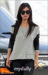 组图：少女时代飞往印尼举办巡演秀秋装时尚