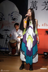 组图：万芳兼任新专辑制作人 分享幕后花絮