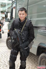 组图：新剧《飞虎II》开工 马德钟拍戏不忘耍帅