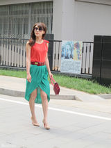 组图：贾青街拍撞色连衣裙红配绿