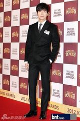 组图：文彩元朴信惠等盛装亮相演技大赏红毯