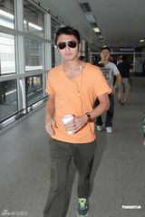 组图：谢霆锋潮装上海回港 拒回应为拉姑庆生