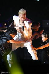 组图：韩庚个唱上演万人大合唱 与女舞者挑逗热舞