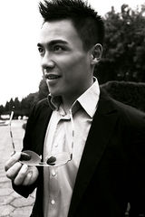 组图：刘岳拍黑白时尚大片 显英伦雅痞风