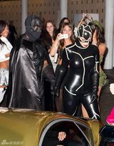 组图：卡戴珊与坎耶万圣节变猫女和蝙蝠侠