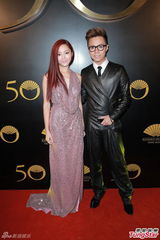 组图：张敬轩诗雅盛装出席庆祝酒会