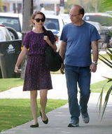 组图：娜塔莉-波特曼紫色连衣裙现身