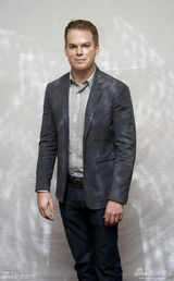 组图：丹尼尔为《杀死汝爱》拍写真 抿嘴卖萌