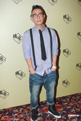 组图：陈小春应采儿同场颇避忌正努力造人