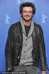 幻灯图集：《如何结束夏天》记者会 俄罗斯型男斗帅