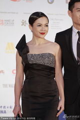 组图：杨雁雁黑裙亮相红毯 红唇惹火