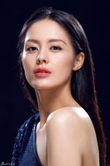 王力可蓝色短裙尽显魅惑