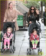 组图：杰西卡-帕克皮衣酷帅 推双胞胎女儿出游