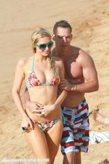 组图：希尔顿与男友鸳鸯浴 海滩戏水被搂蛮腰