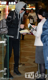 组图：MBLAQ日本开唱 全员黑装酷帅亮相机场