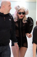 高清图：gaga秀发卷易拉罐出行 全新造型引轰动