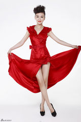 组图：郑亦桐曝新写真展熟女魅力