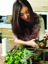 组图：倪妮森女风大片与植物和谐相处