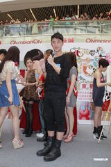 组图：林峰称佘诗曼出席新剧发布会