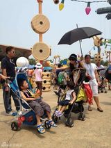 组图：Lucas8月2日5周岁 张柏芝携二子游乐场庆生