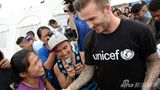 小贝探访菲台风灾区 与儿童互动奶爸范十足(图)