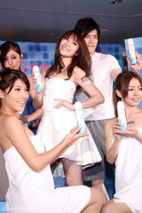 幻灯图集：萧亚轩性感抹胸洋装代言 否认变宗教信仰