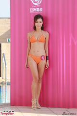 组图：亚姐大秀比基尼 黄一晴巨乳突出重围