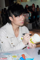 组图：古巨基尚未考虑求婚 代言勾童年回忆