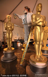 幻灯：奥斯卡冲刺 大厨备精致糕点小金人穿上外衣