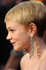 高清组图：凯芮-穆里根亮相黑裙优雅俏皮可人