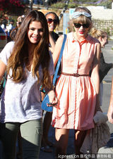 组图：小天后斯威夫特与戈麦斯相约出街