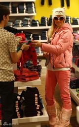 幻灯图集：帕丽斯-希尔顿可爱粉色装扮过新年