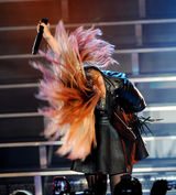 组图：黛米-洛瓦托洛杉矶开唱 挺胸豪唱勾魂四射