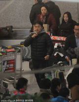 组图：刘恺威暂别杨幂忙工作 步履从容神色淡定