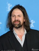 组图：《破碎之家》发布 海尔登贝格粗犷亮相