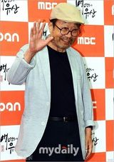 组图：金柳真等出席《百年的遗产》庆功宴